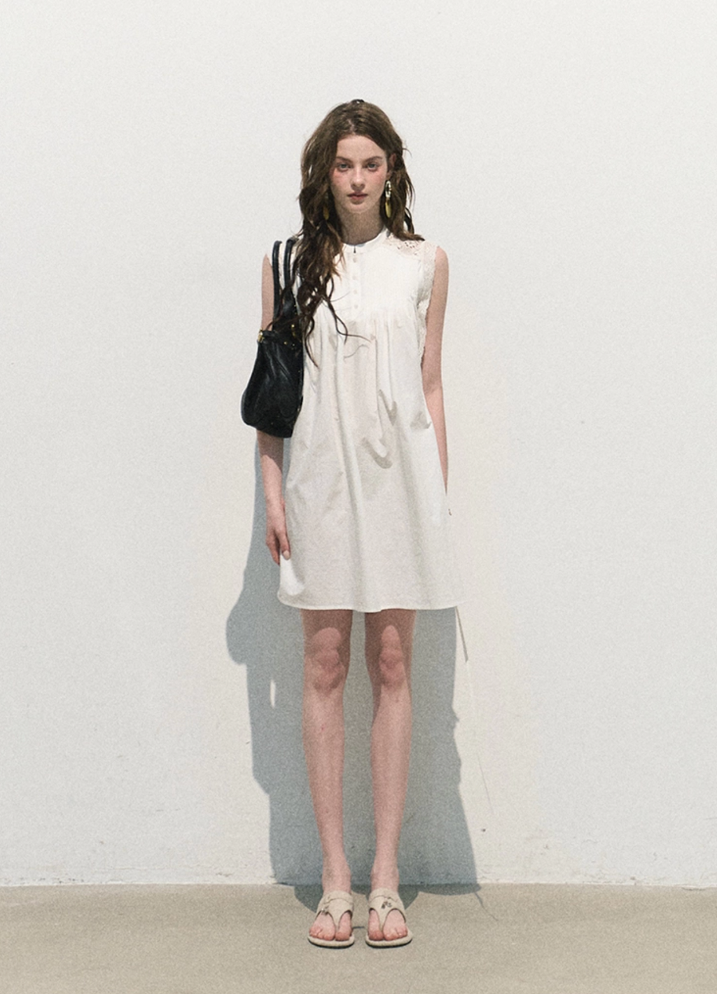 OAKMOO "White Gardenia by the Ear" - Gentle princess dress, round neck, lace trim.