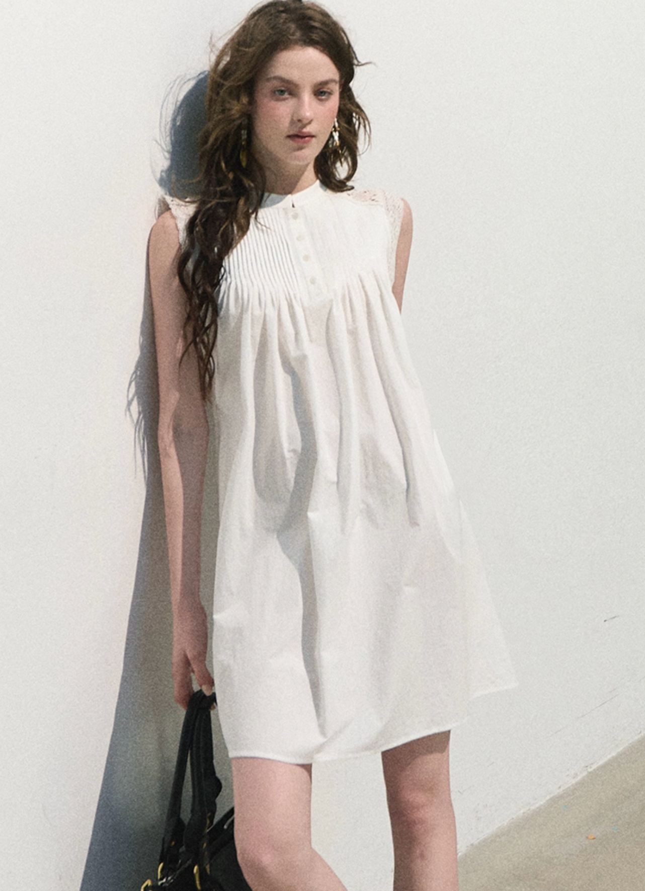 OAKMOO "White Gardenia by the Ear" - Gentle princess dress, round neck, lace trim.