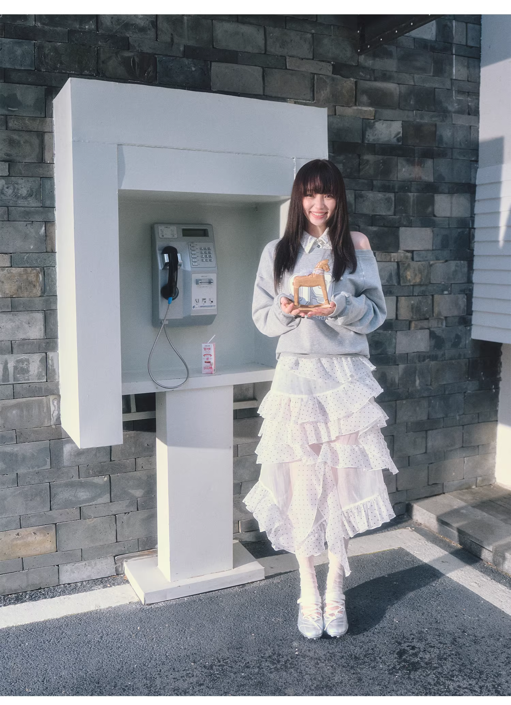 ABLUEBERRY off-shoulder sweatshirt with blueberry print, similar to Pei Jiaxin's style, and a polka dot sporty tank top for women, Spring/Summer 2026 collection.