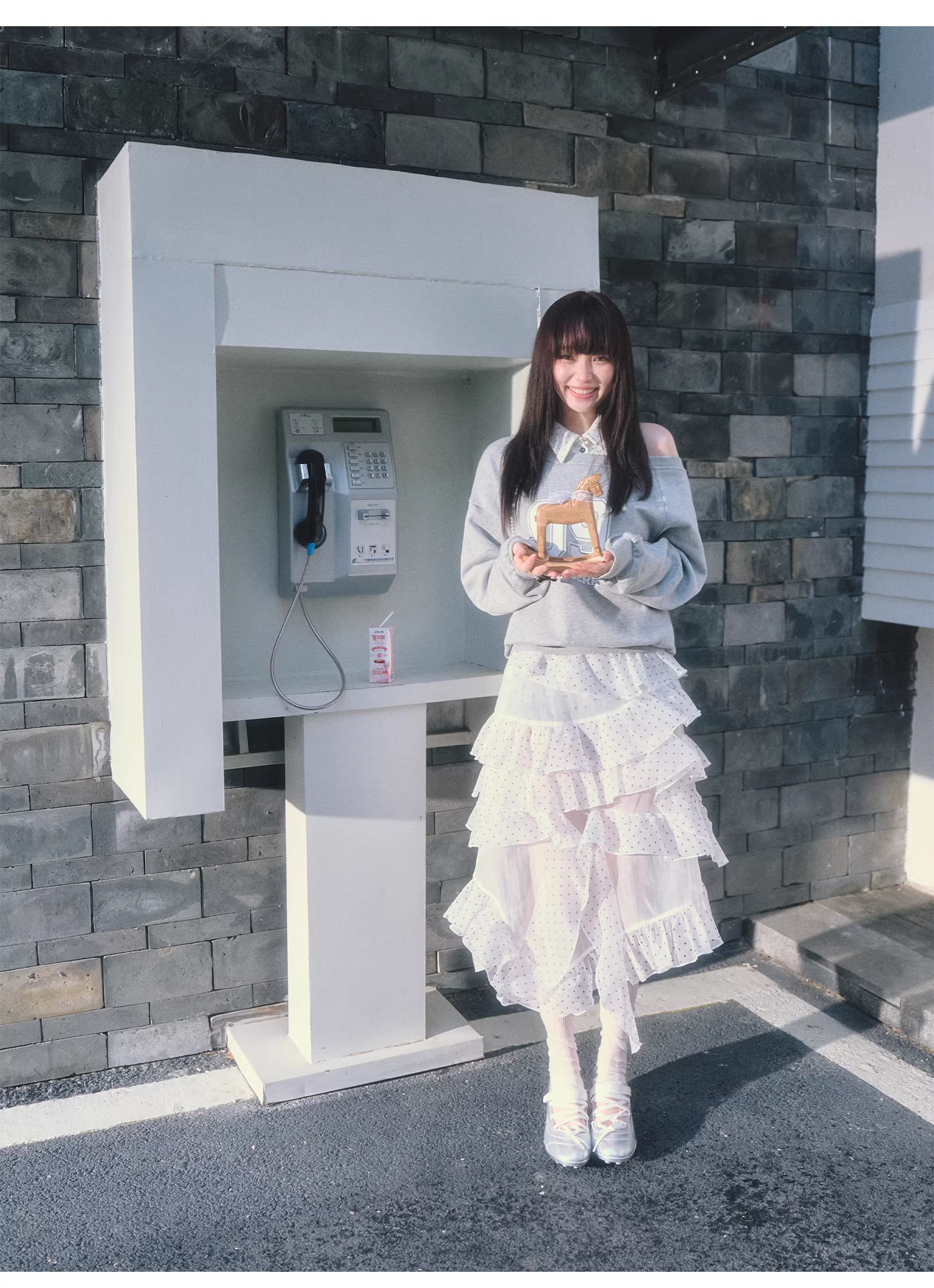 ABLUEBERRY off-shoulder sweatshirt with blueberry print, similar to Pei Jiaxin's style, and a polka dot sporty tank top for women, Spring/Summer 2026 collection.