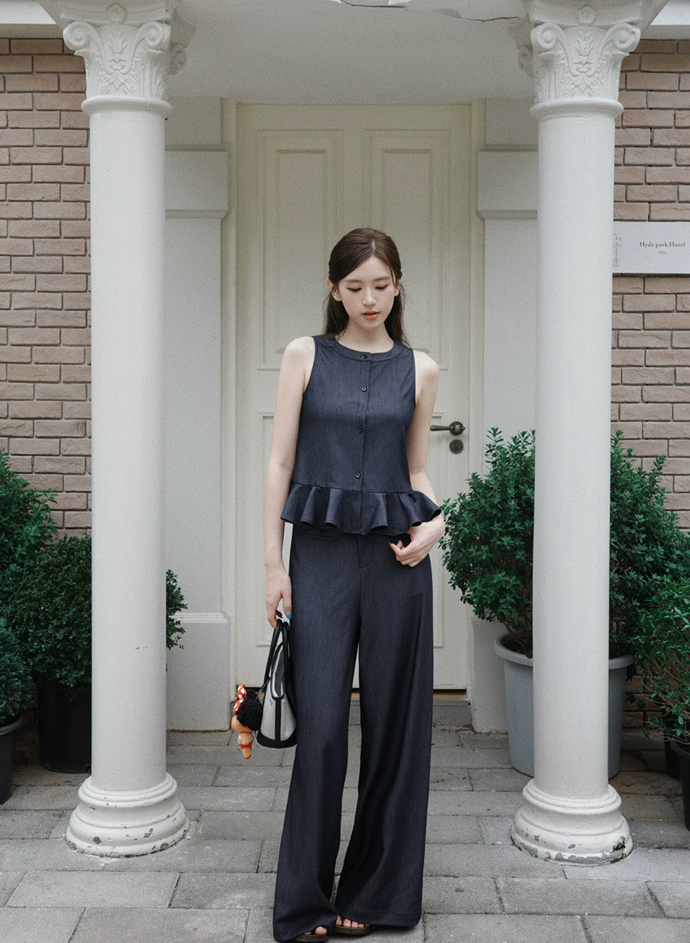 OIOI ESSE Women's set includes a loose raw denim vest, ruffled hem and faux blue denim wide-leg pants