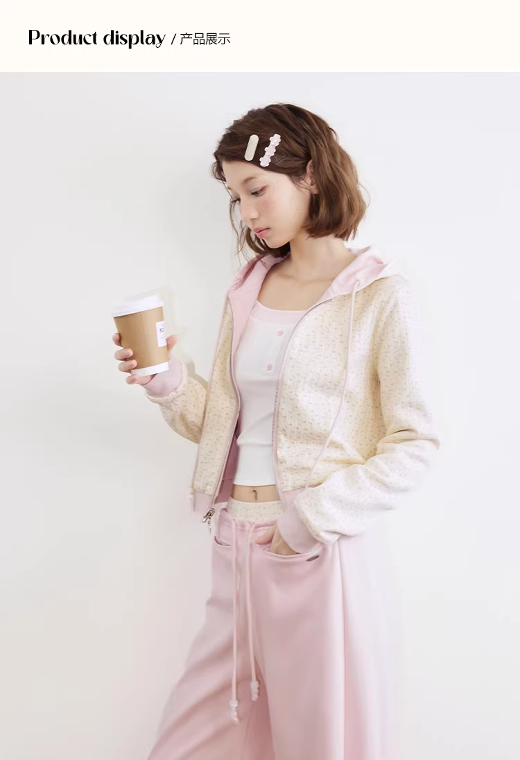UMOUMO a versatile and double-sided hooded jacket/sweatshirt, beaded with a sweet floral pattern, is a light and easy-to-wear silhouette.