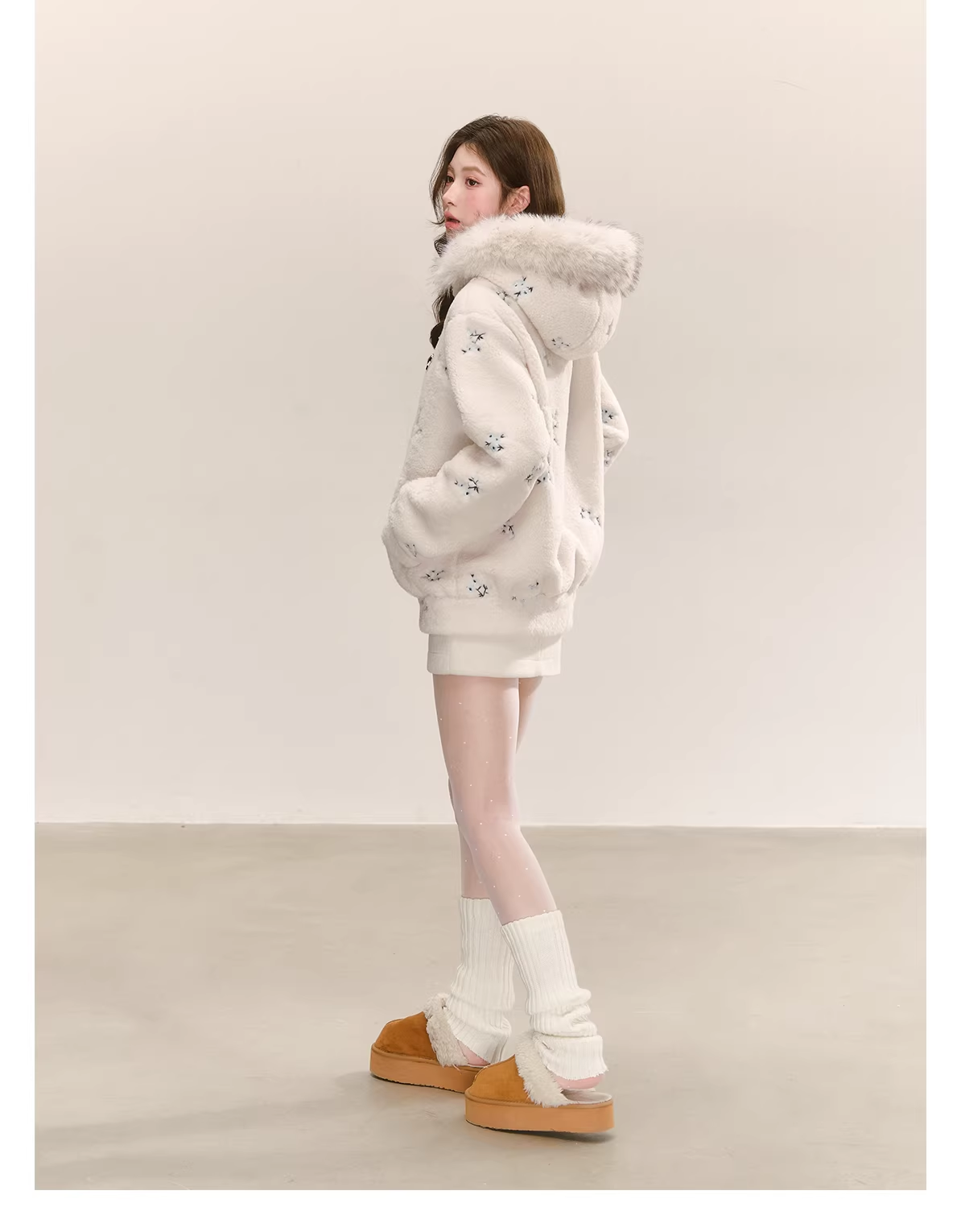 QDQD Cute and warm embroidered velvet jacket with fur collar, hood, thick cotton lining and good warmth.
