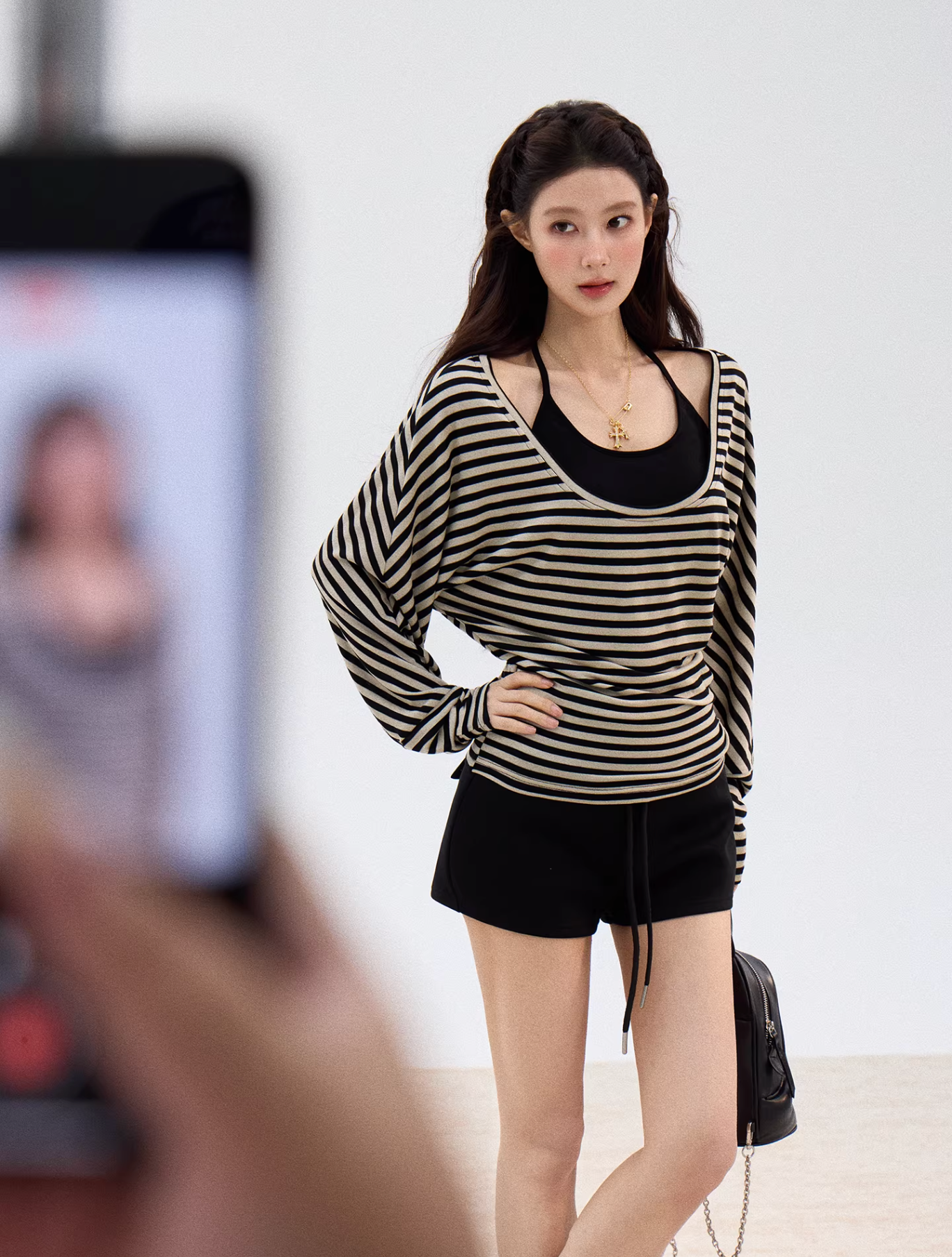 THEROUS Women's Xie Burou striped U-neck cardigan, spring style, comfortable, loose, casual, versatile.
