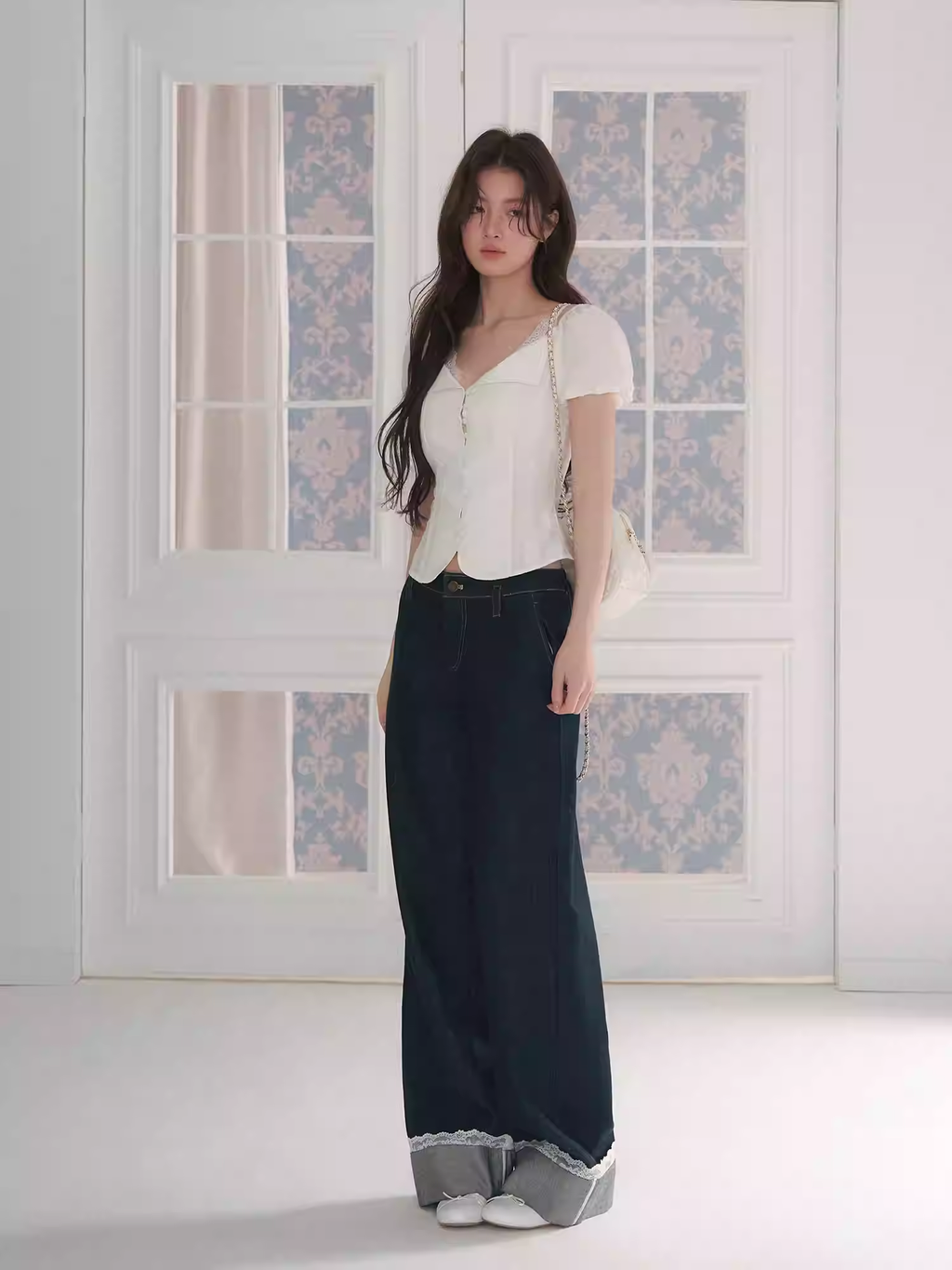LaluneDuCiel V-neck, waist-hugging, puffy sleeves, thick lace top, worn by the main actress of a Taiwanese idol drama, sold 41 units.