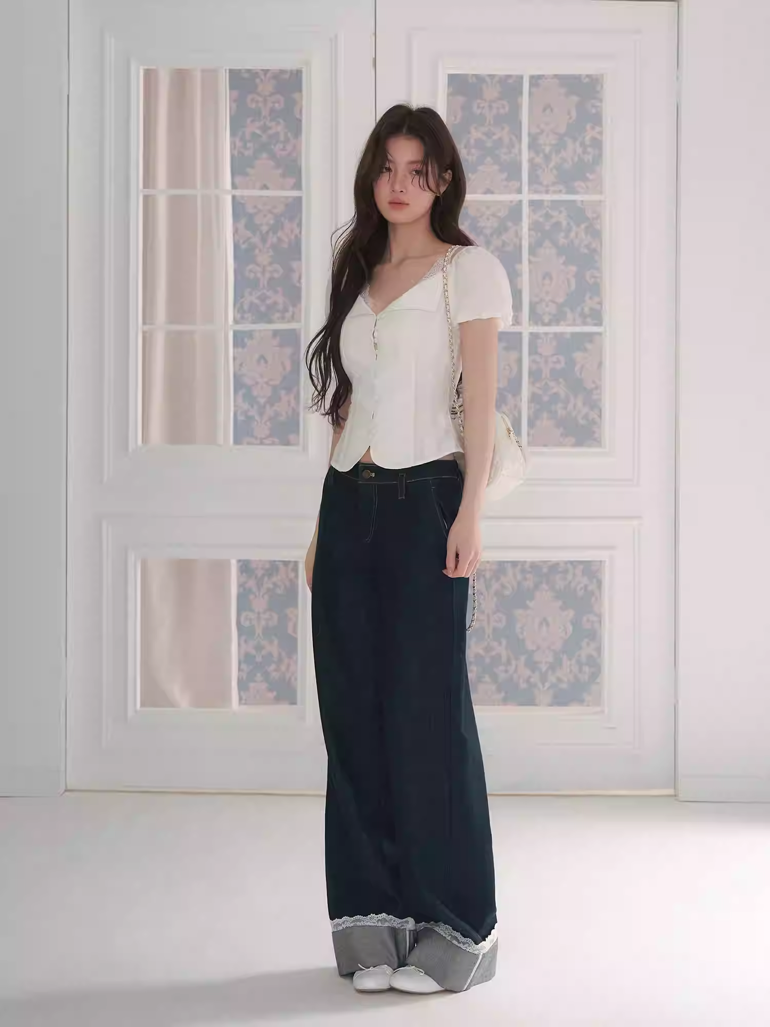 LaluneDuCiel V-neck, waist-hugging, puffy sleeves, thick lace top, worn by the main actress of a Taiwanese idol drama, sold 41 units.