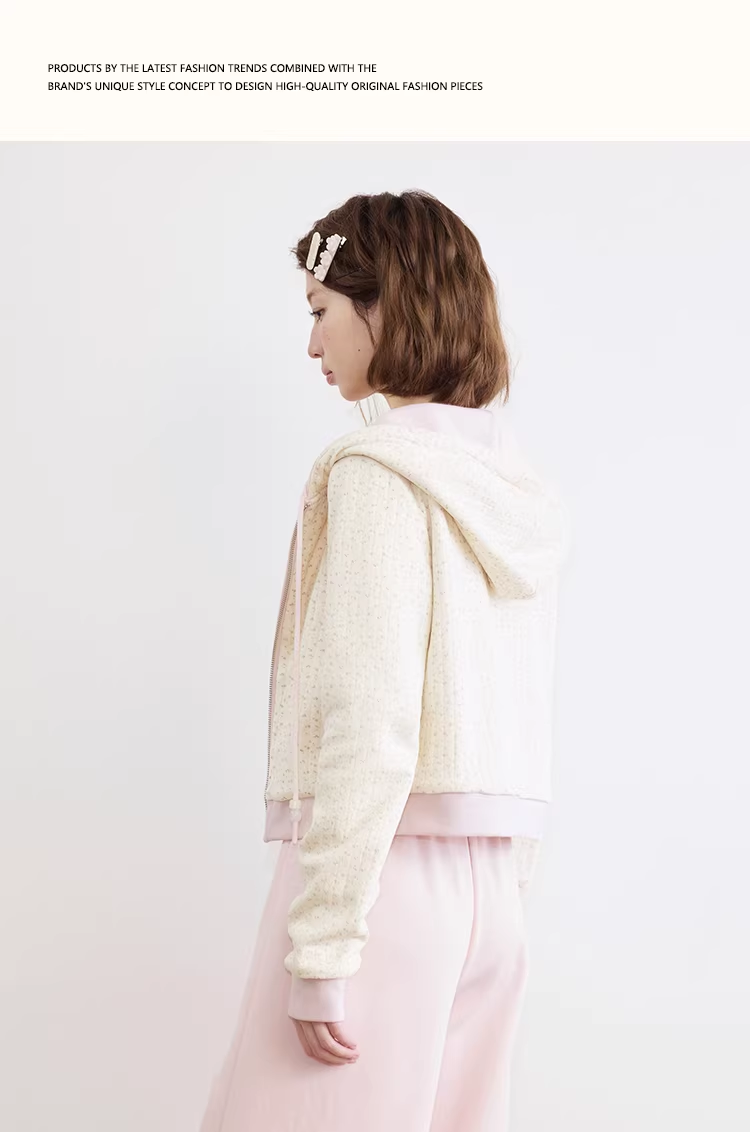 UMOUMO a versatile and double-sided hooded jacket/sweatshirt, beaded with a sweet floral pattern, is a light and easy-to-wear silhouette.
