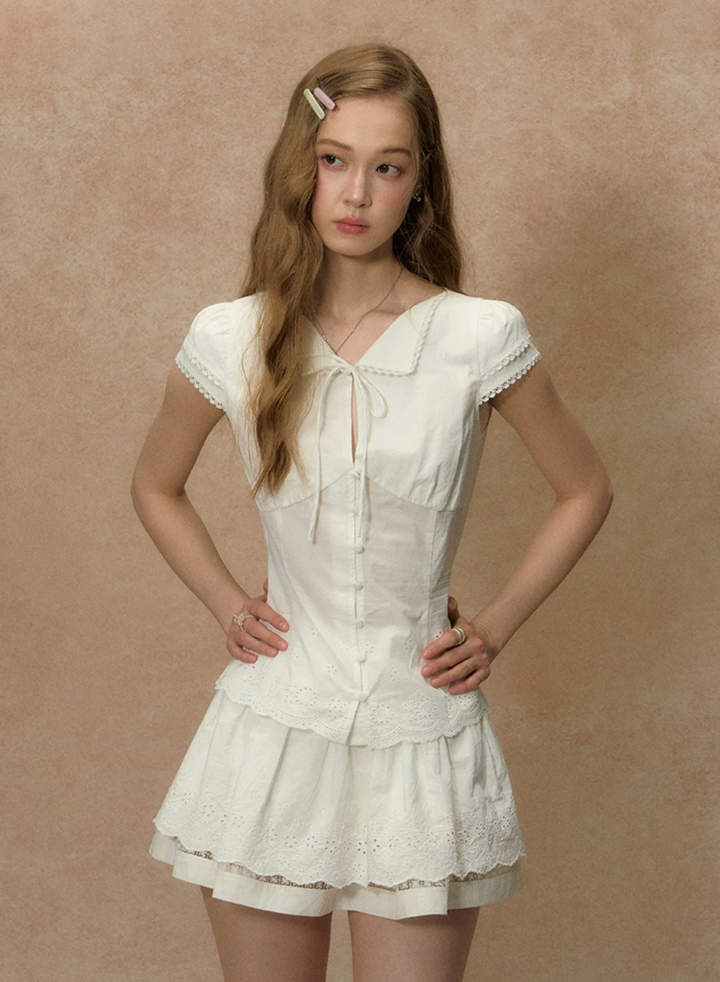 LOLOL White short-sleeved T-shirt "Paper Wind Chimes" for petite women, tight, comfortable design, lace trim