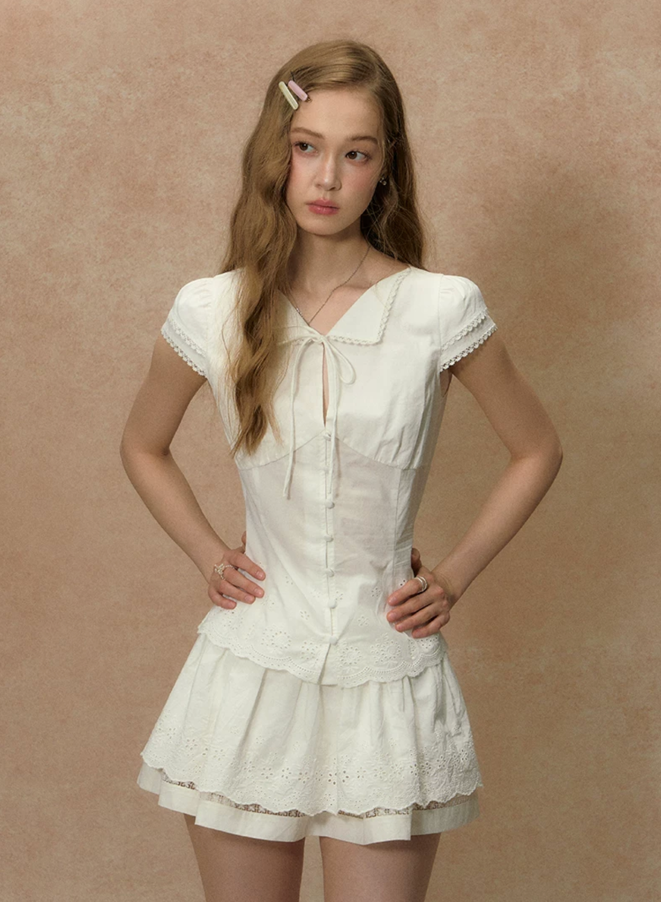 LOLOL White short-sleeved T-shirt "Paper Wind Chimes" for petite women, tight, comfortable design, lace trim