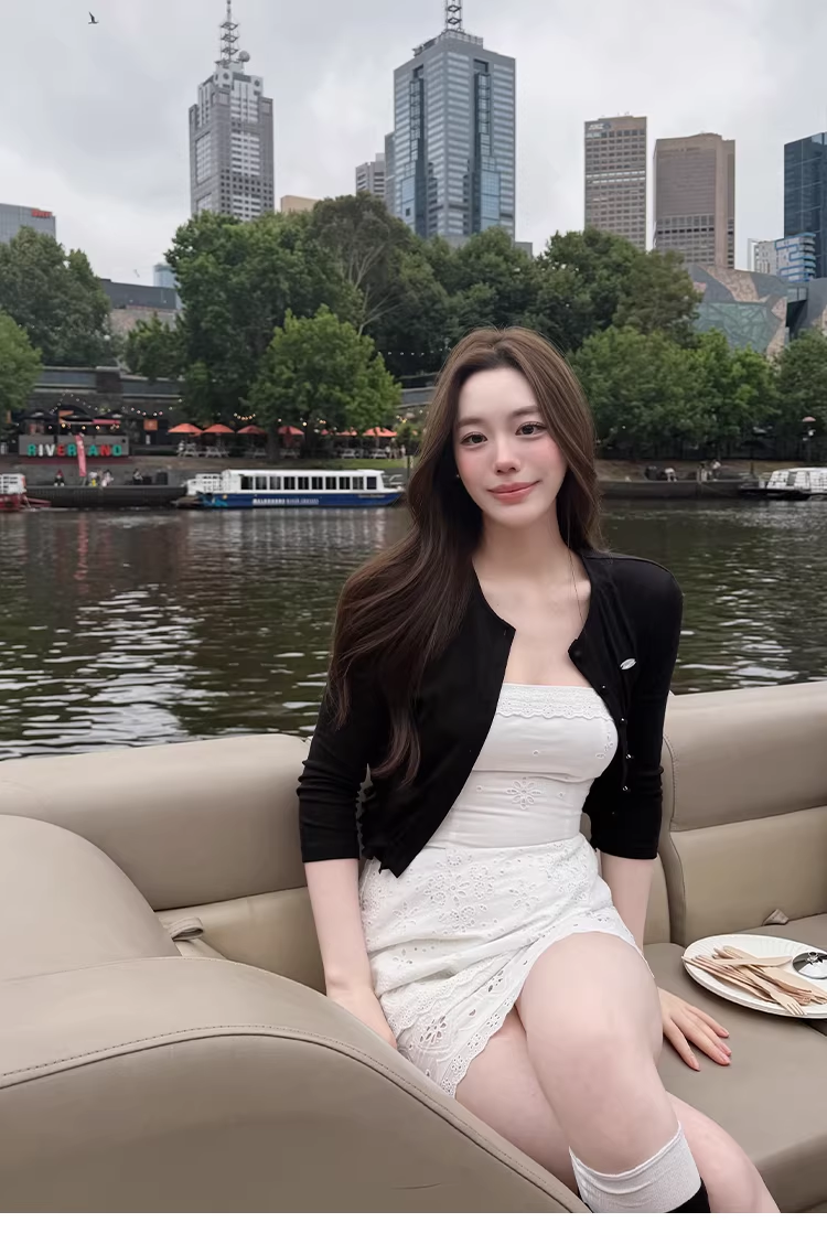 LaluneDuCiel Women's Versatile Stretch Long-Sleeve Cardigan, made of soft Lyocell fabric, with a bright cloud pattern.