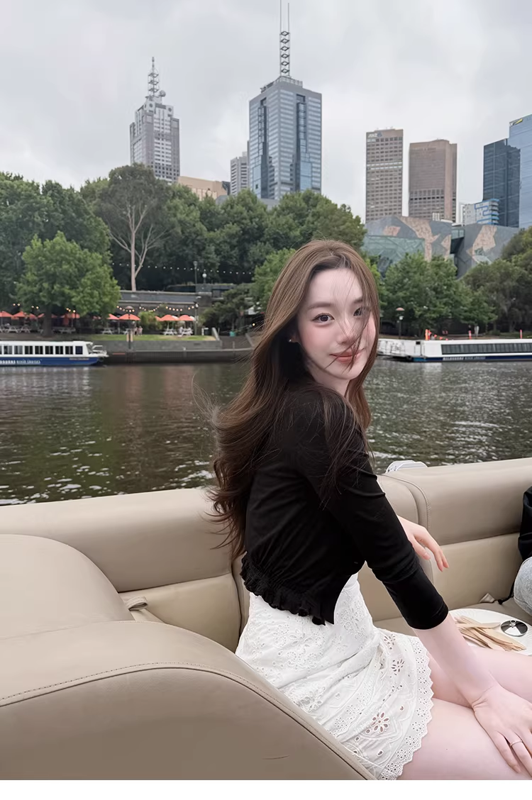 LaluneDuCiel Women's Versatile Stretch Long-Sleeve Cardigan, made of soft Lyocell fabric, with a bright cloud pattern.