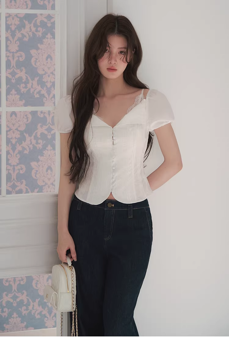 LaluneDuCiel V-neck, waist-hugging, puffy sleeves, thick lace top, worn by the main actress of a Taiwanese idol drama, sold 41 units.