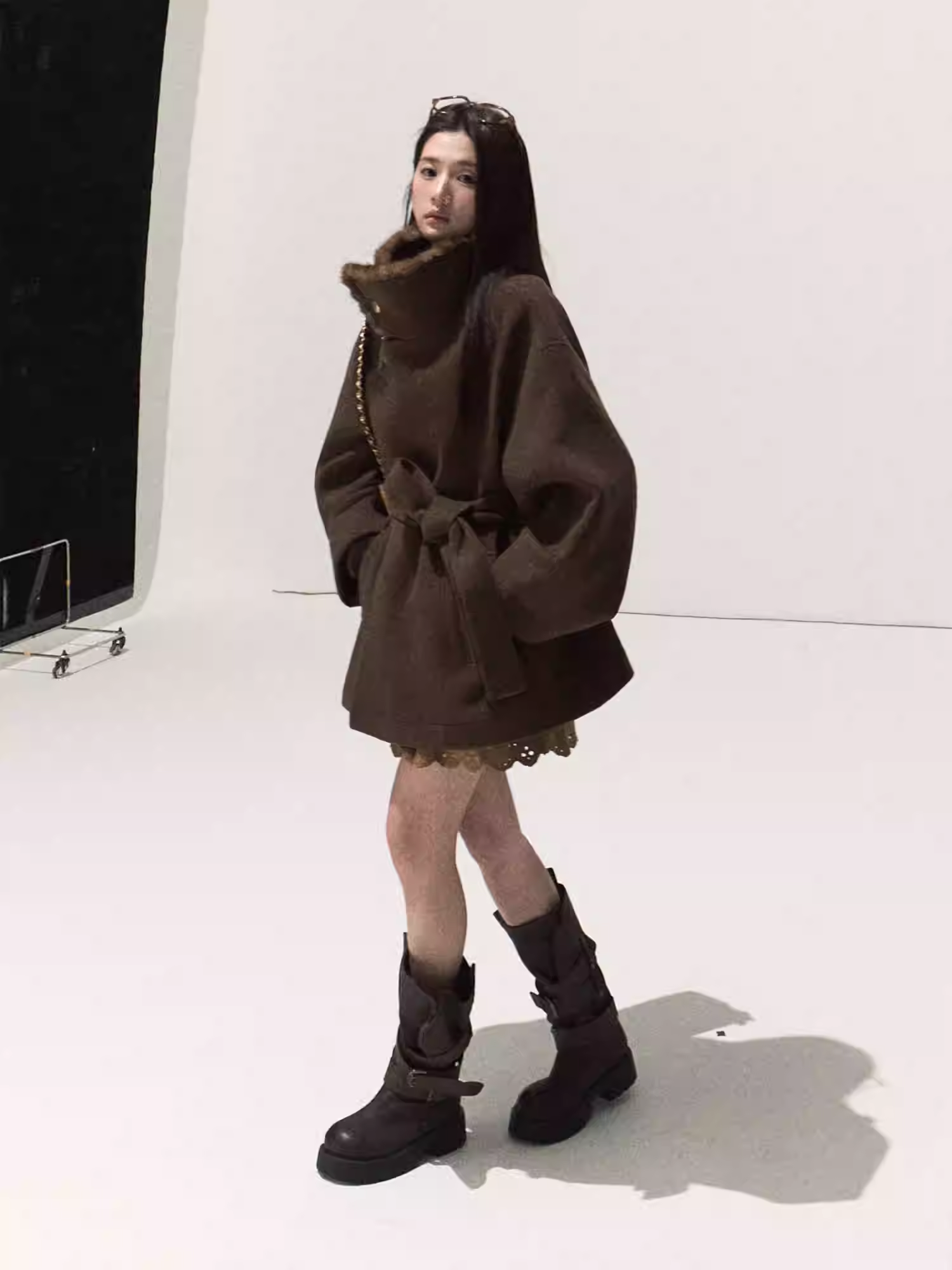 OAKMOO Brown wool jacket/short shirt with waist, stand collar, 100% mink fur material, mink fur collar, wool material, style "The passionate scent of flowers".