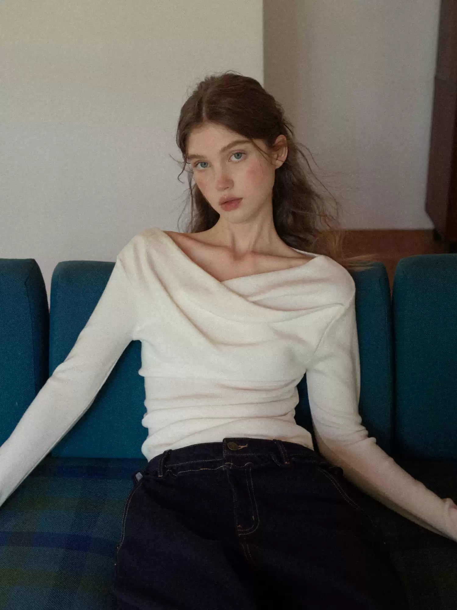 EGGKA Women's Pink French Style Off-the-Shoulder Long Sleeve Sweater, perfect for fall, makes you slim and elegant.