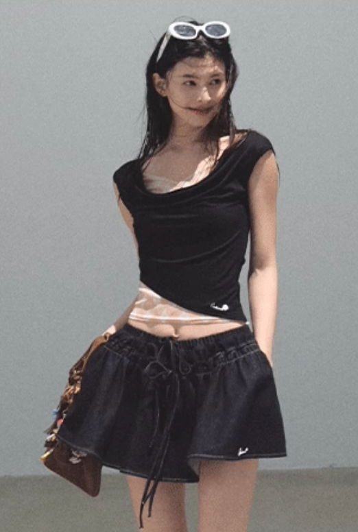 OAKMOO Embroidered plaid two-piece suit, figure-hugging t-shirt with puff collar and multi-piece knitted crop top