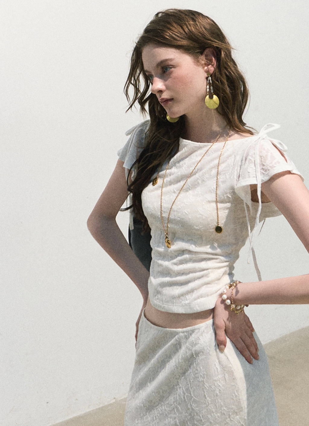 OAKMOO "Spring Breeze" two-piece suit includes short-sleeved T-shirt and skirt, woven jacquard material, tight fit.