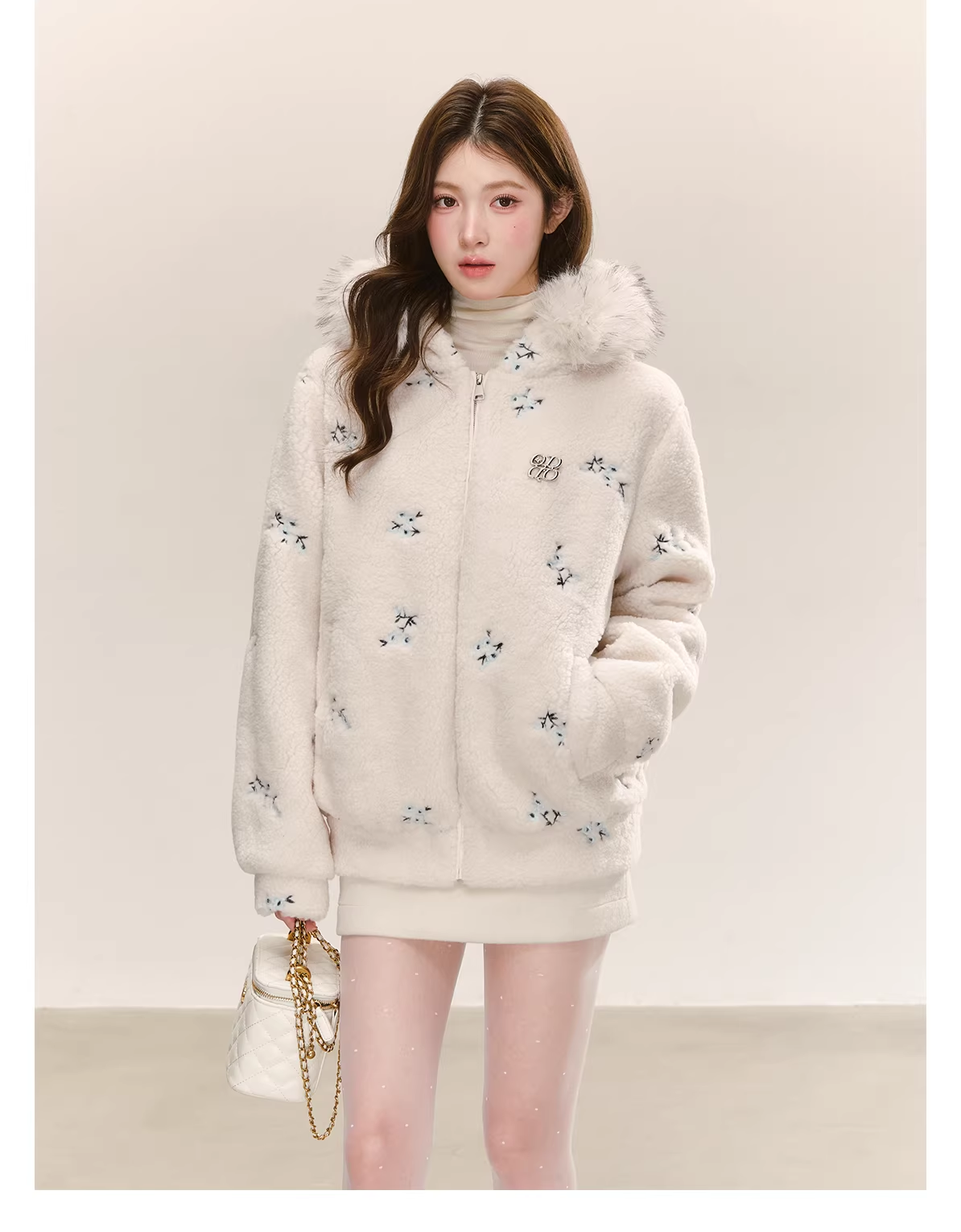 QDQD Cute and warm embroidered velvet jacket with fur collar, hood, thick cotton lining and good warmth.