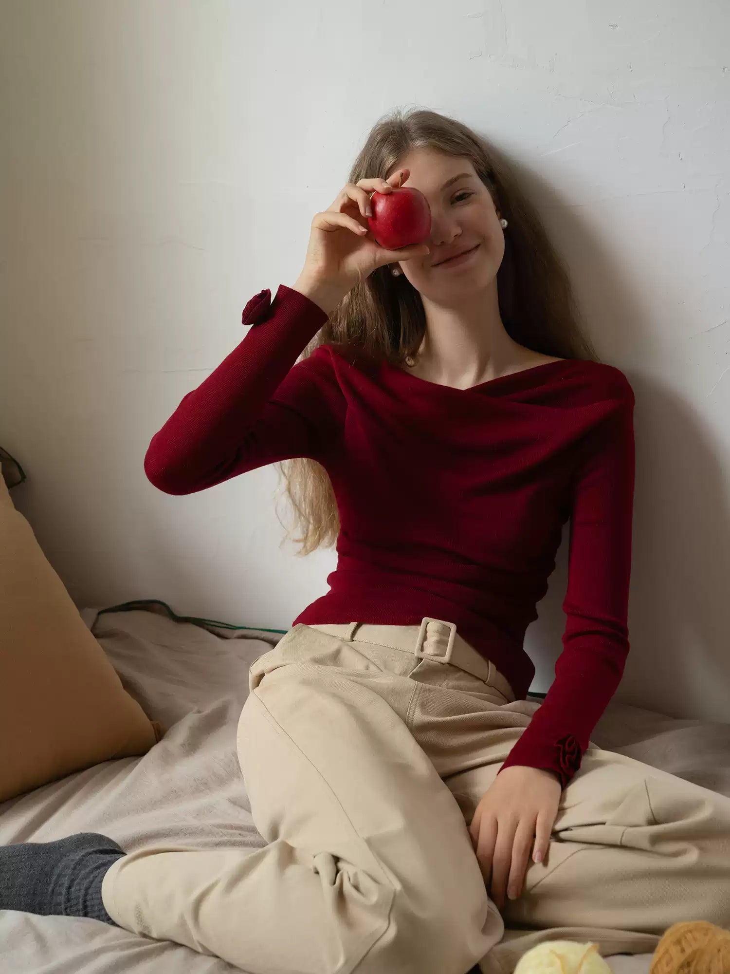 EGGKA Women's Pink French Style Off-the-Shoulder Long Sleeve Sweater, perfect for fall, makes you slim and elegant.