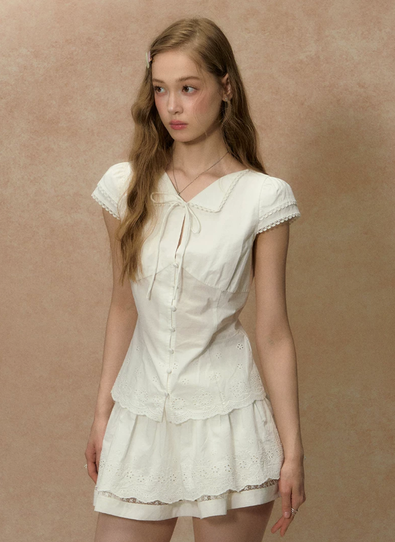 LOLOL White short-sleeved T-shirt "Paper Wind Chimes" for petite women, tight, comfortable design, lace trim