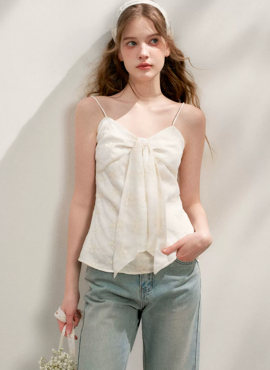 KROCHE Romantic French Lace Trim high-waisted flared jeans, worn by Ke Ying.