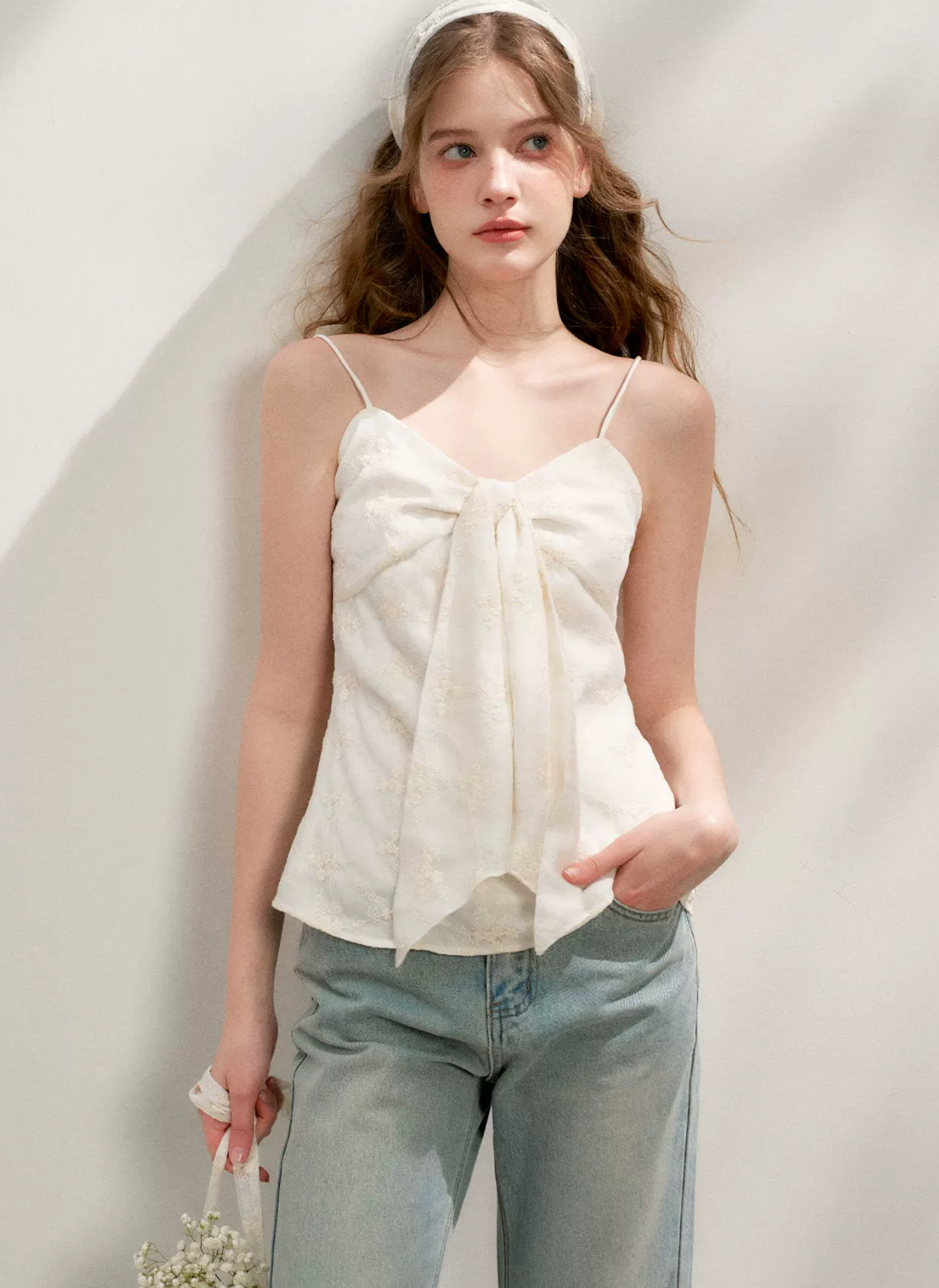 KROCHE Romantic French Lace Trim high-waisted flared jeans, worn by Ke Ying.