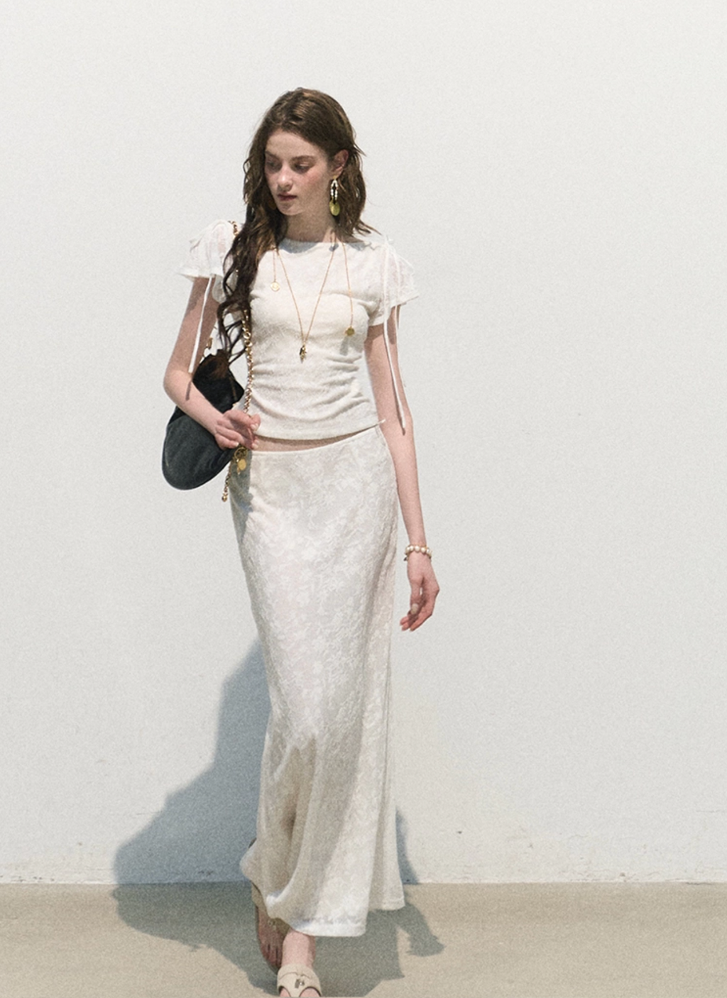 OAKMOO "Spring Breeze" two-piece suit includes short-sleeved T-shirt and skirt, woven jacquard material, tight fit.