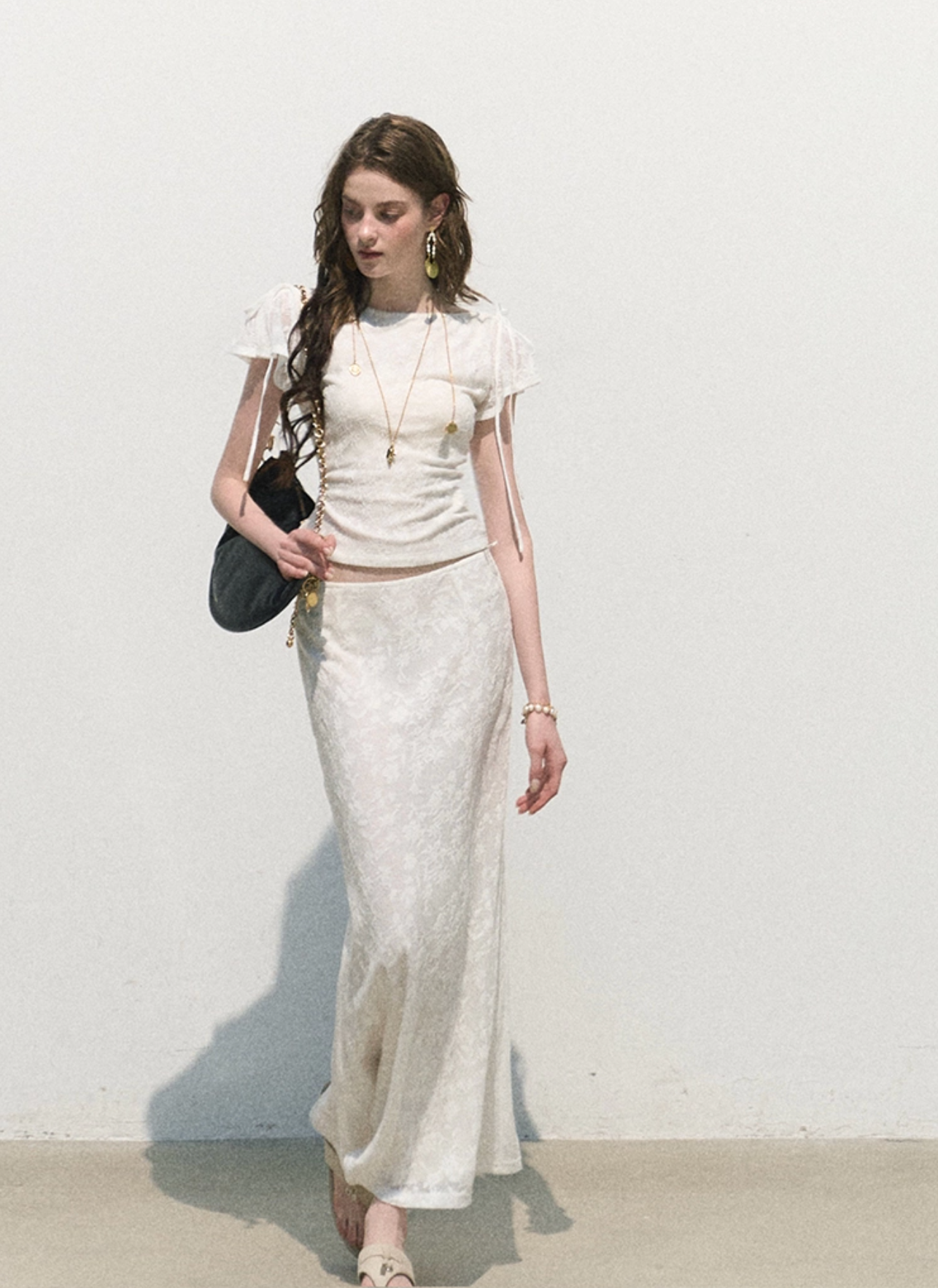 OAKMOO "Spring Breeze" two-piece suit includes short-sleeved T-shirt and skirt, woven jacquard material, tight fit.