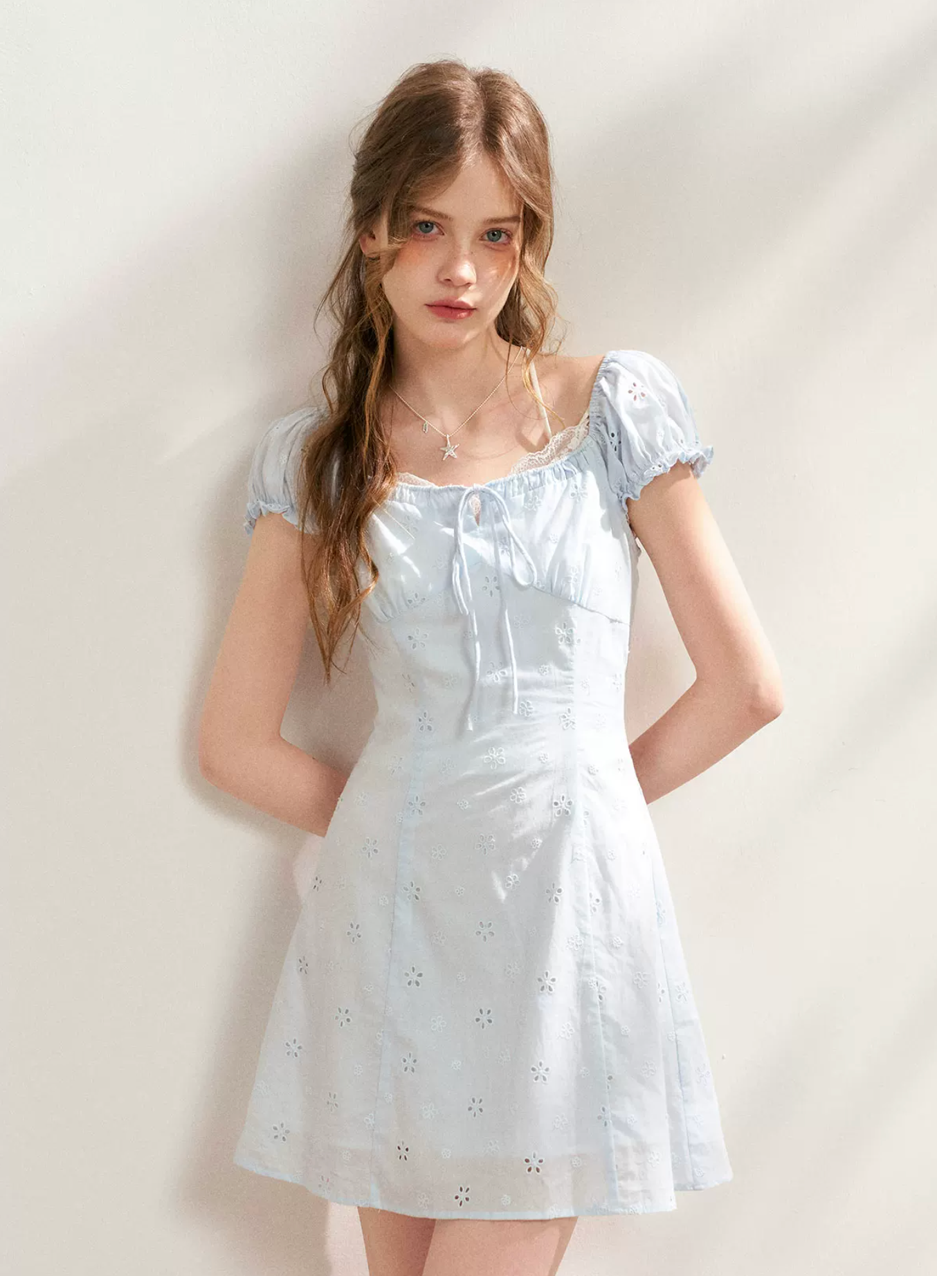 KROCHE Short-sleeved A-line resort dress, tied waist, embroidered with five-petal flowers