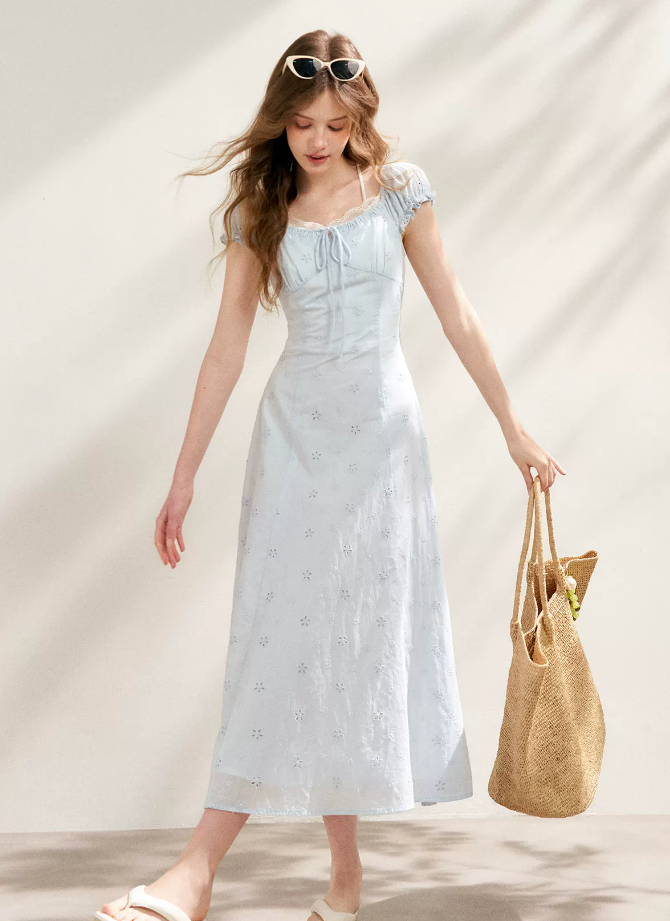 KROCHE Short-sleeved A-line resort dress, tied waist, embroidered with five-petal flowers