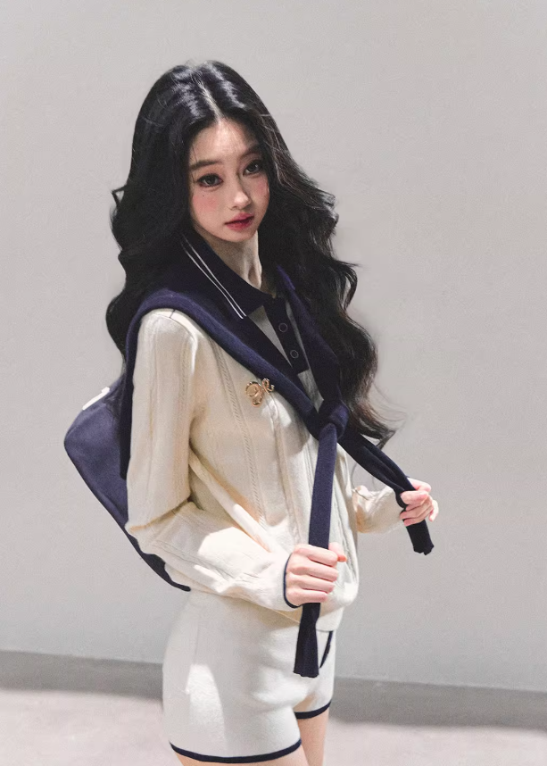 SHAOYEYAN AOMALM's "Morning Mist Monologue" knitted set for women is light and delicate, suitable for Autumn/Winter, and includes two pieces (top and shorts).