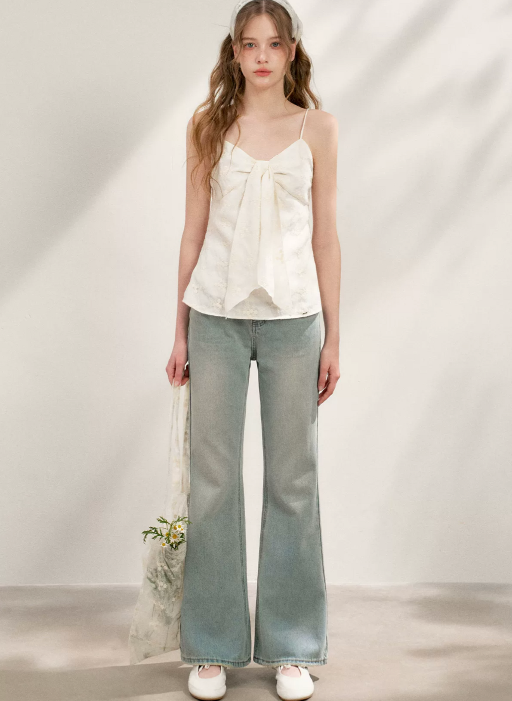 KROCHE Romantic French Lace Trim high-waisted flared jeans, worn by Ke Ying.