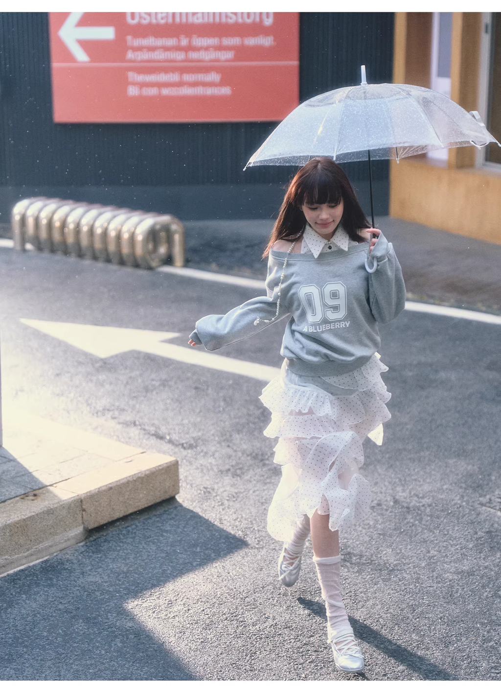 ABLUEBERRY off-shoulder sweatshirt with blueberry print, similar to Pei Jiaxin's style, and a polka dot sporty tank top for women, Spring/Summer 2026 collection.