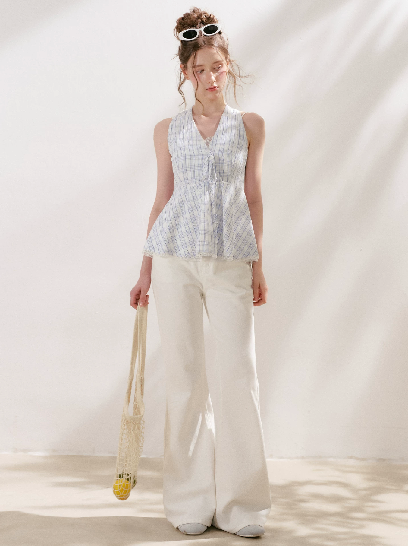 KROCHE "100% Cotton" slim-fit flared jeans, mixed colors, hand-embroidered with five-petal flower pattern, white.