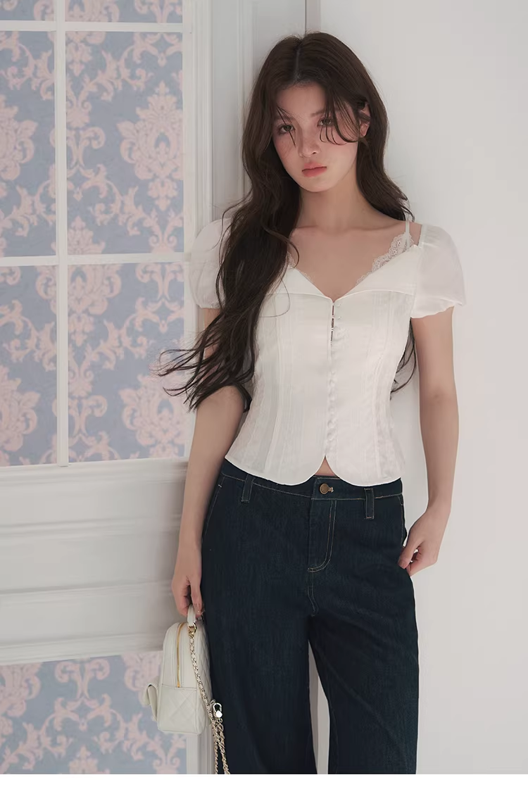 LaluneDuCiel V-neck, waist-hugging, puffy sleeves, thick lace top, worn by the main actress of a Taiwanese idol drama, sold 41 units.
