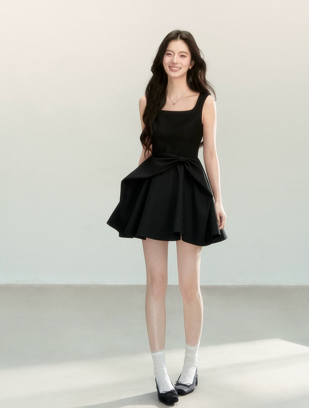 QDQD A new summer dress with a waist and bow design, combined with a black pinafore skirt to help flatter your figure.