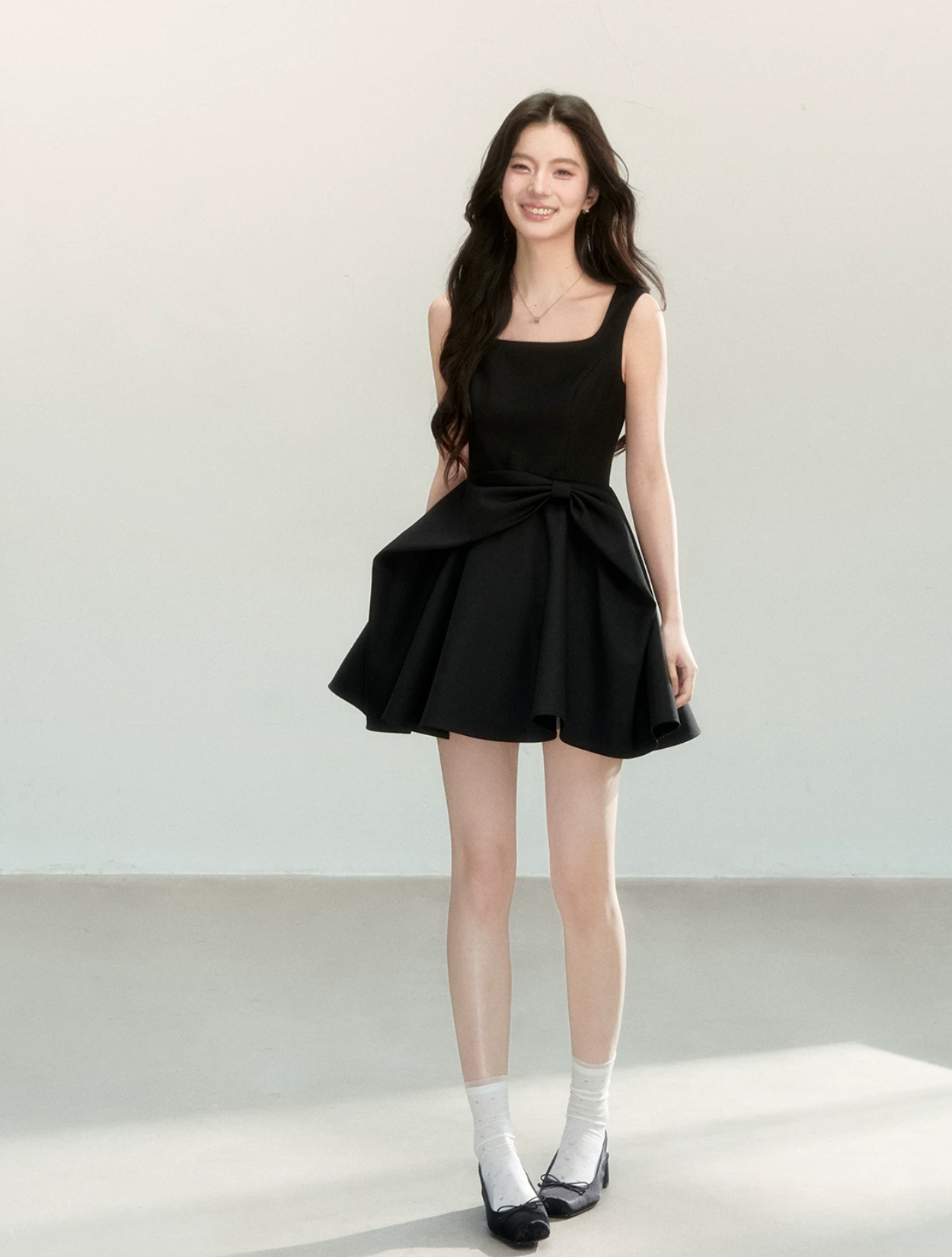 QDQD A new summer dress with a waist and bow design, combined with a black pinafore skirt to help flatter your figure.