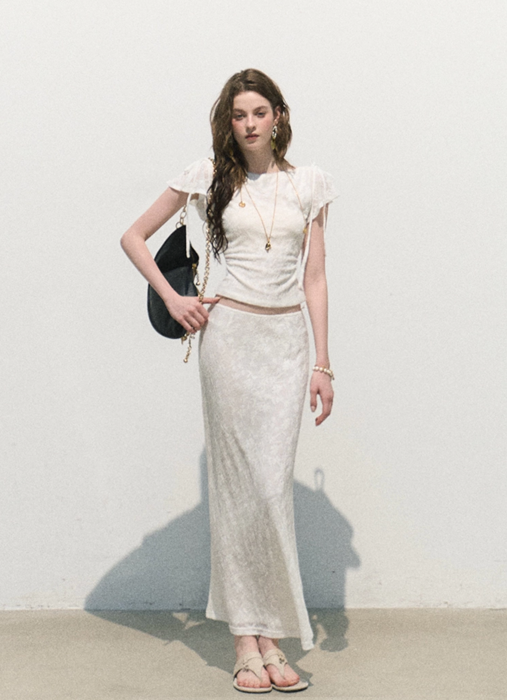 OAKMOO "Spring Breeze" two-piece suit includes short-sleeved T-shirt and skirt, woven jacquard material, tight fit.