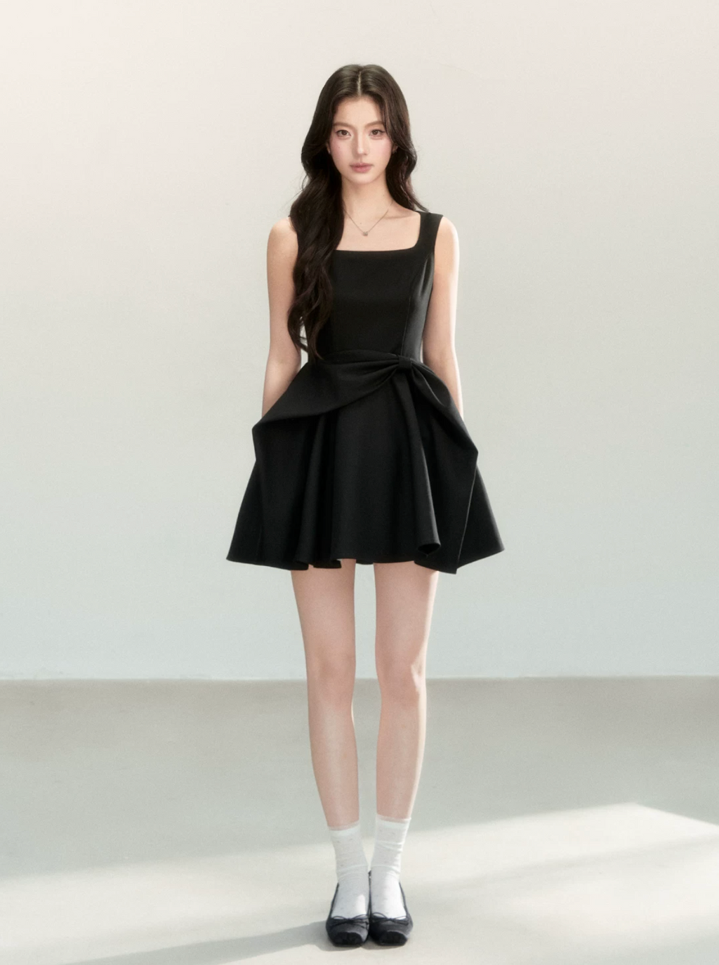 QDQD A new summer dress with a waist and bow design, combined with a black pinafore skirt to help flatter your figure.