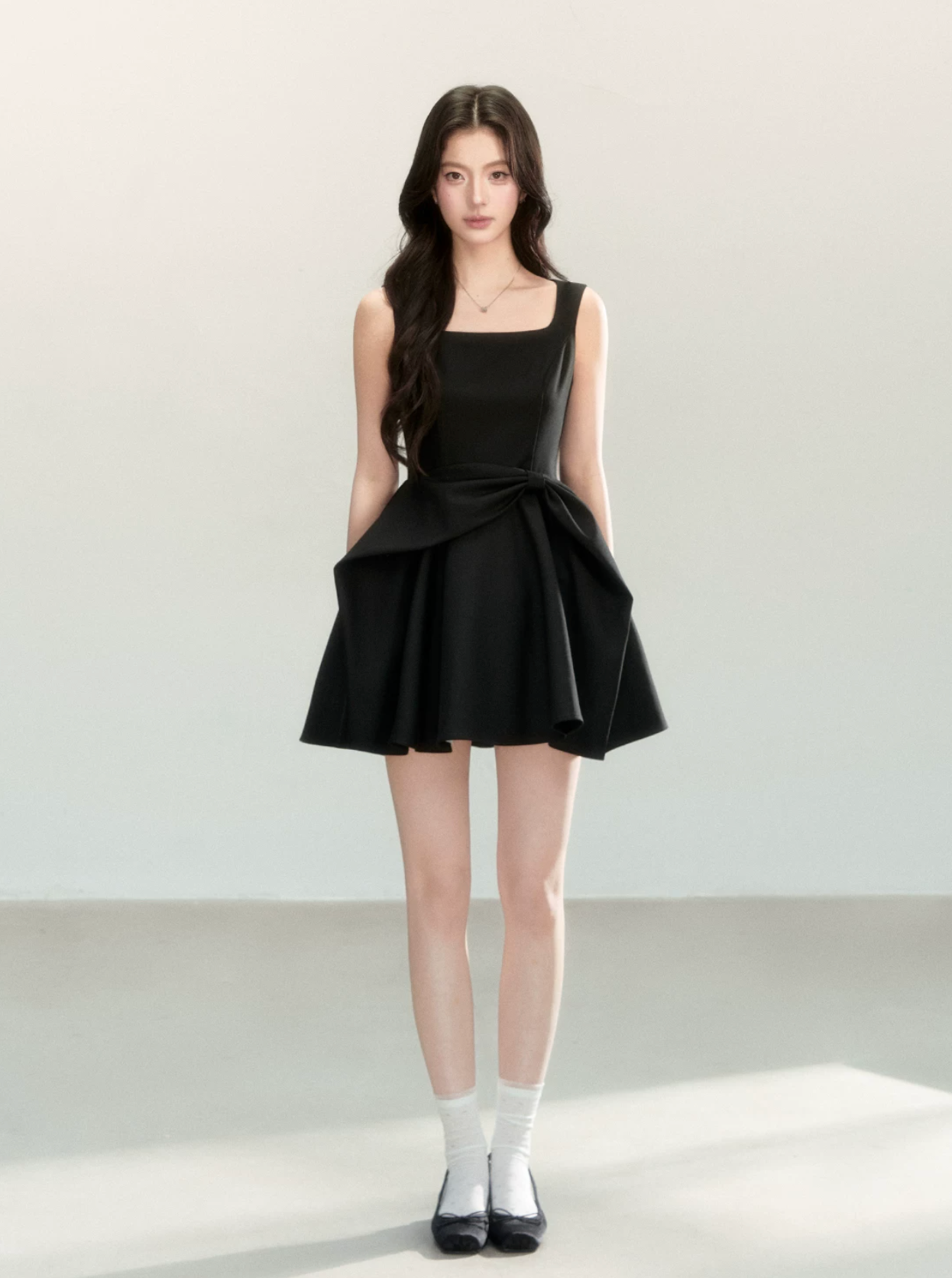 QDQD A new summer dress with a waist and bow design, combined with a black pinafore skirt to help flatter your figure.