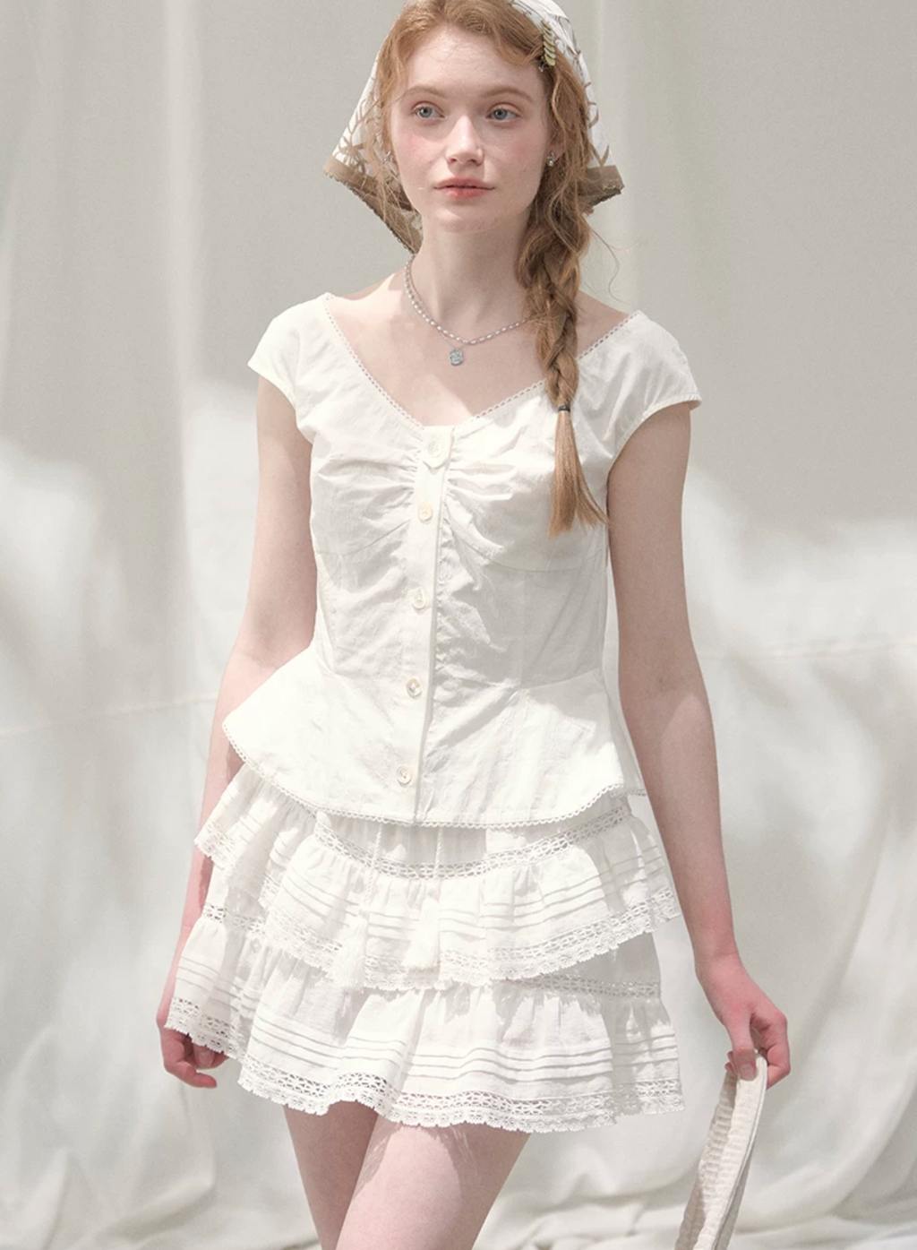 LOLOL "Camellia Moonlight" short-sleeved shirt for women, summer style, white, V-neck, lace trim at the waist, tight fit, short sleeves.