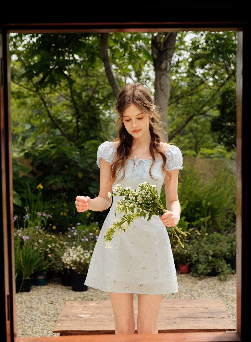 KROCHE Short-sleeved A-line resort dress, tied waist, embroidered with five-petal flowers