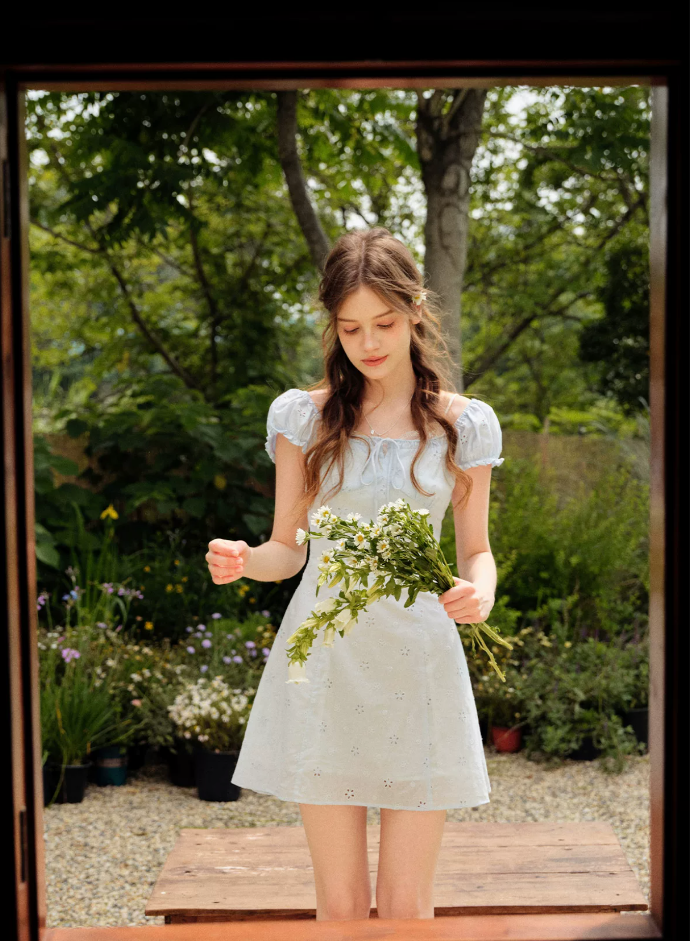 KROCHE Short-sleeved A-line resort dress, tied waist, embroidered with five-petal flowers