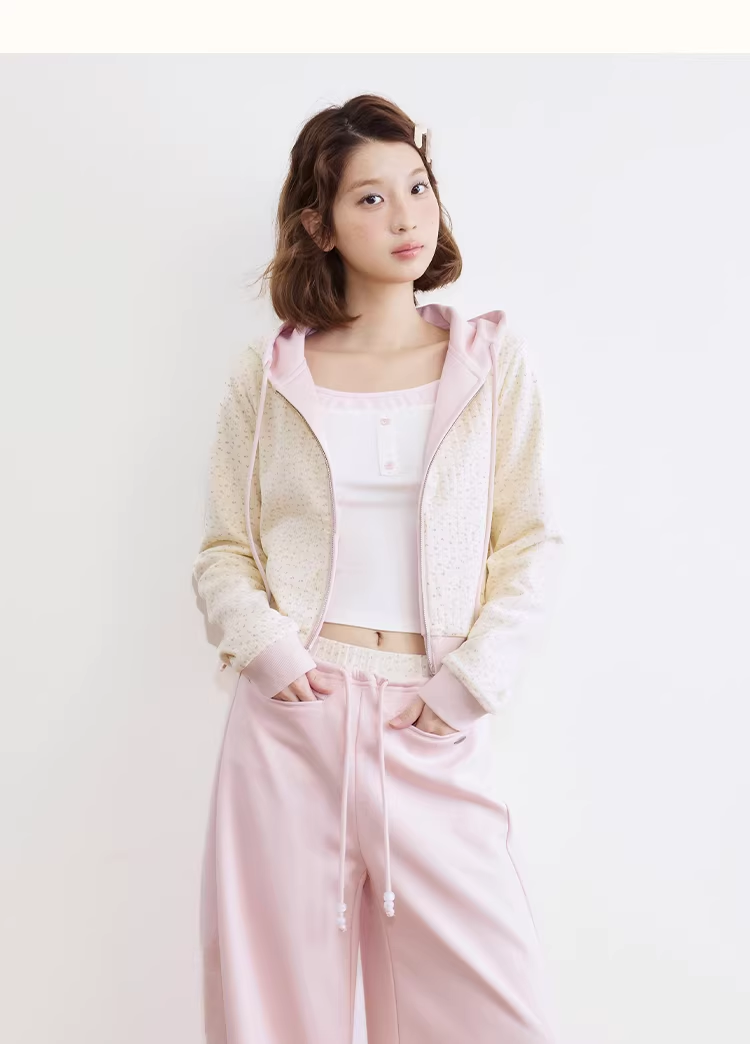 UMOUMO a versatile and double-sided hooded jacket/sweatshirt, beaded with a sweet floral pattern, is a light and easy-to-wear silhouette.