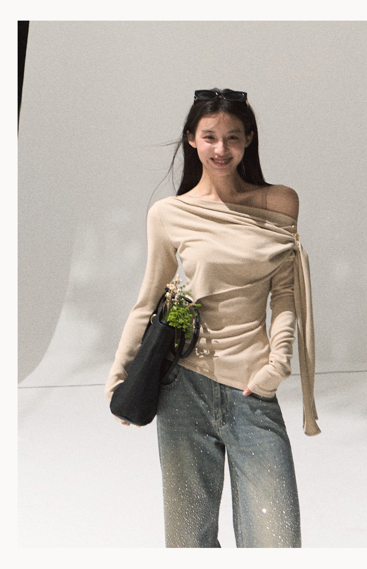 OAKMOO Women's "Ancient Shrine" patterned round neck long sleeve knit sweater with inside waist button closure