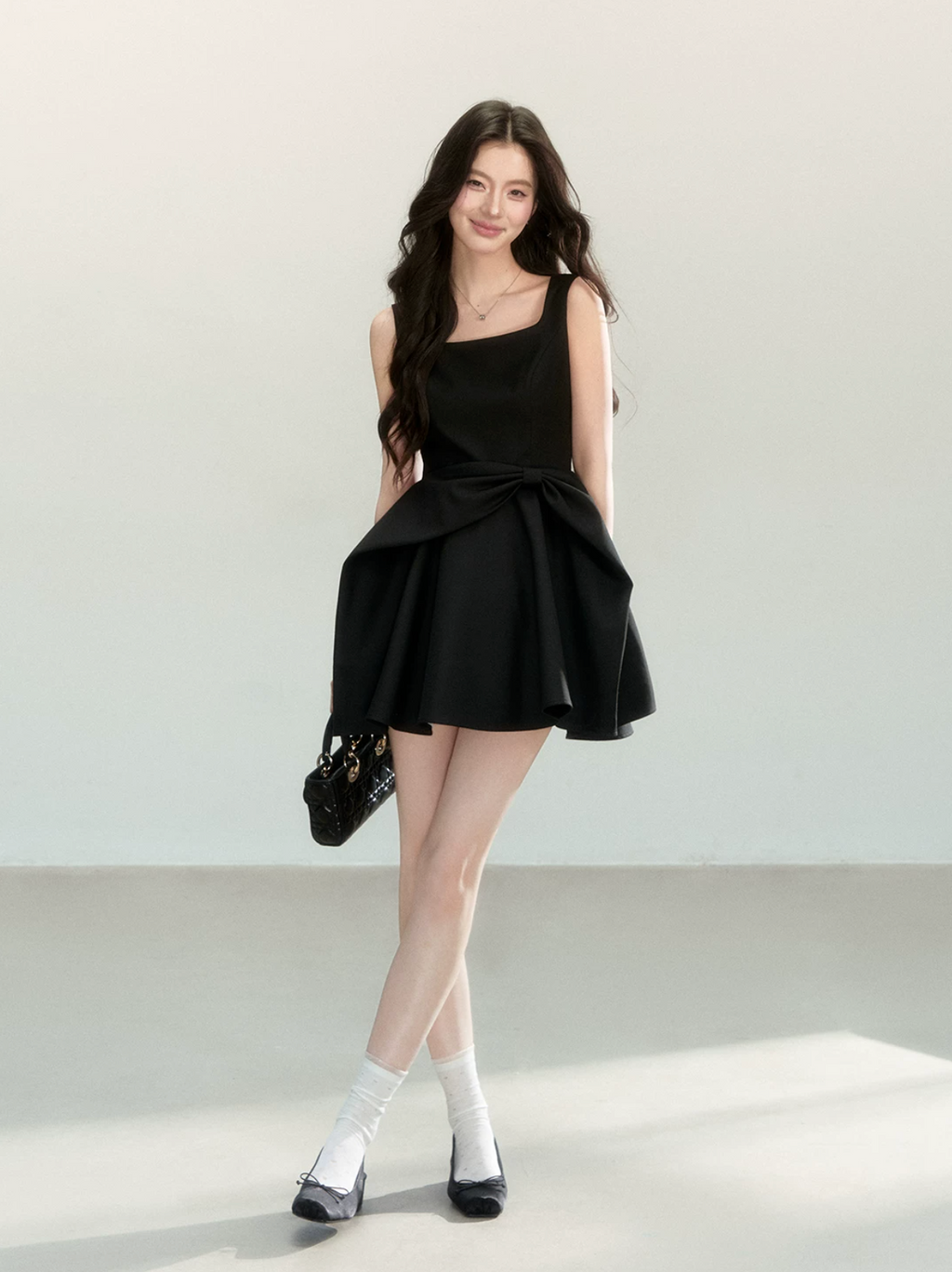 QDQD A new summer dress with a waist and bow design, combined with a black pinafore skirt to help flatter your figure.