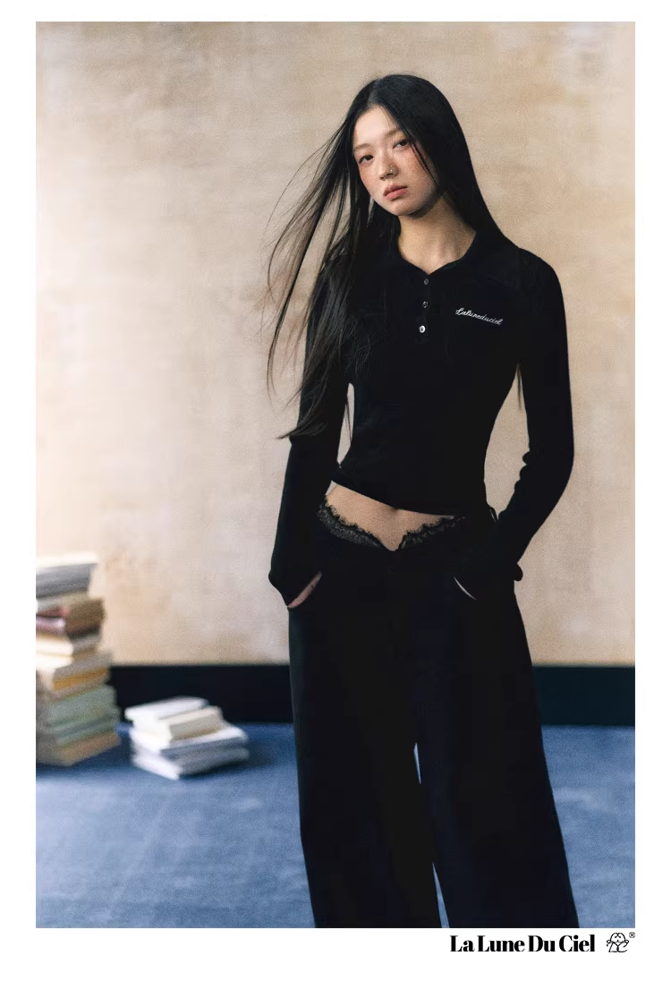 LaluneDuCiel Set: T-shirt + high-waisted, figure-hugging wide-leg pants with original lace trim, flattering to the figure.