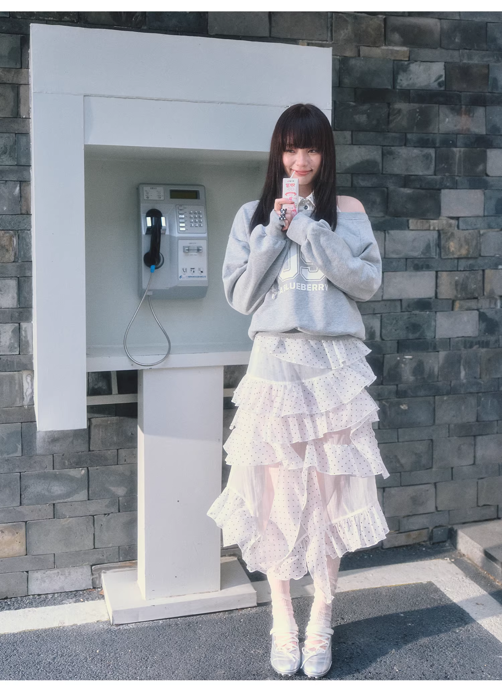 ABLUEBERRY off-shoulder sweatshirt with blueberry print, similar to Pei Jiaxin's style, and a polka dot sporty tank top for women, Spring/Summer 2026 collection.