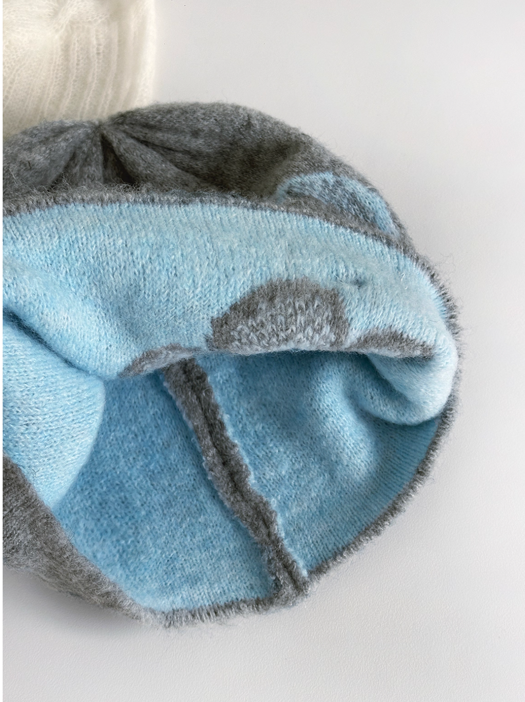 FEITIY Feytiy blue floral pattern soft and flattering beanie for women, new autumn and winter style, warm and ear protection beanie