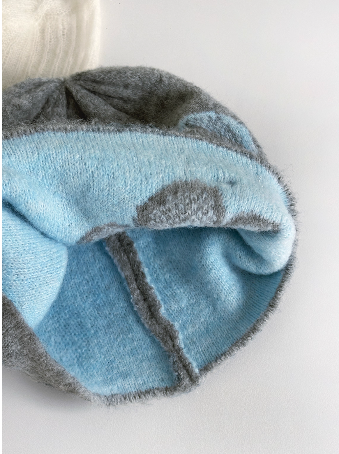 FEITIY Feytiy blue floral pattern soft and flattering beanie for women, new autumn and winter style, warm and ear protection beanie