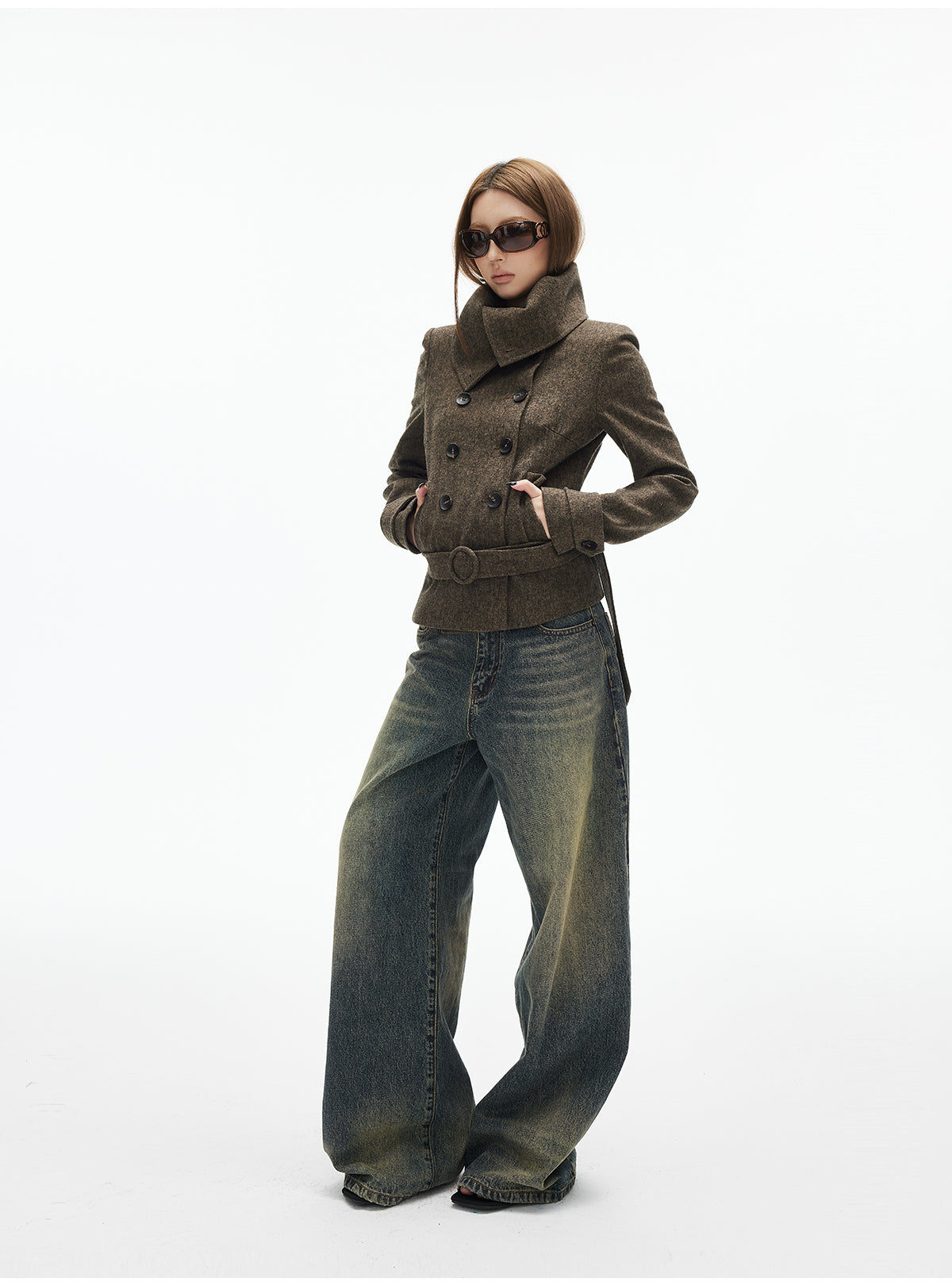 Soft and clingy wool coat, large lapels, double-breasted, low back, short and slightly loose fit iamxiaa